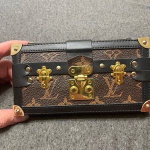 LV phone case/wallet for IPHONE 8 PLUS. Box, crossbody chain included.